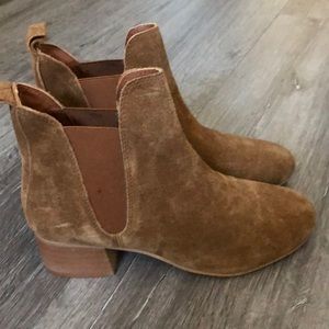 Topshop Chelsea bootie in Barley size 6.5